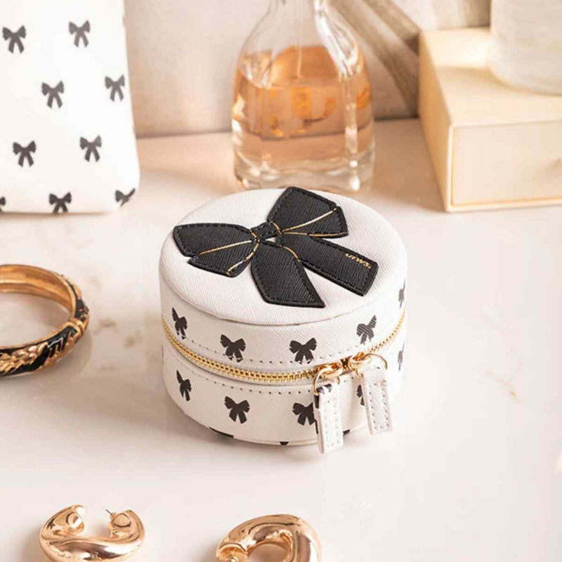 All The Ways To Say Juwelen Reisetui, Black Bow