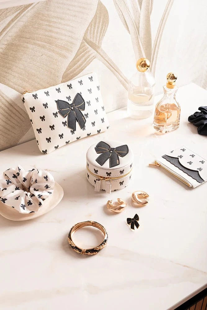 All The Ways To Say Juwelen Reisetui, Black Bow