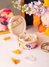 All The Ways To Say Juwelen Reisetui, Flower Garden