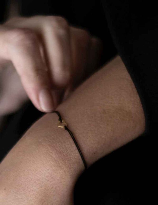 Ellen Beekmans Armbandje met mini hartje, Zwart