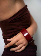 Ellen Beekmans Bangle gelakte hars, Bordeaux