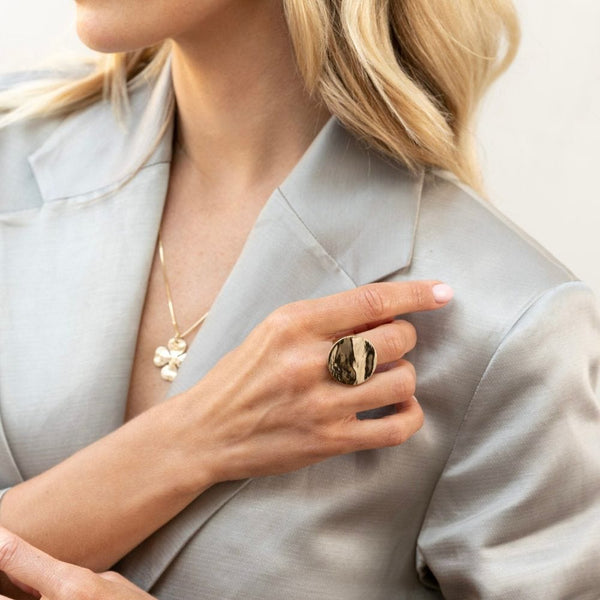 Ellen Beekmans Brede Gouden Ring met gehamerde Zegel