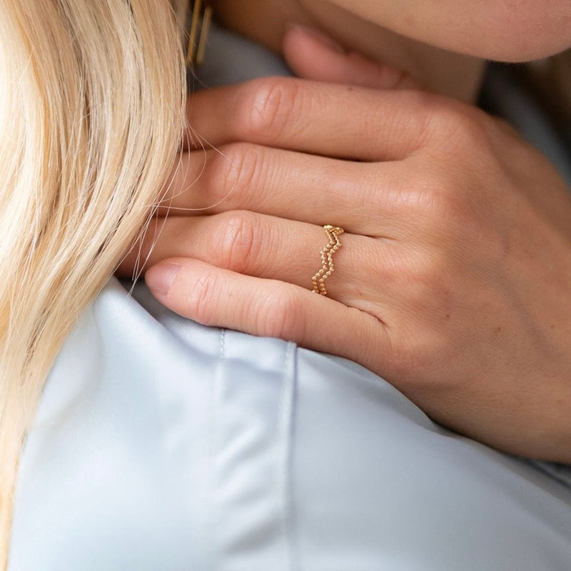 Ellen Beekmans Dubbele gouden hoekige ring met small balls