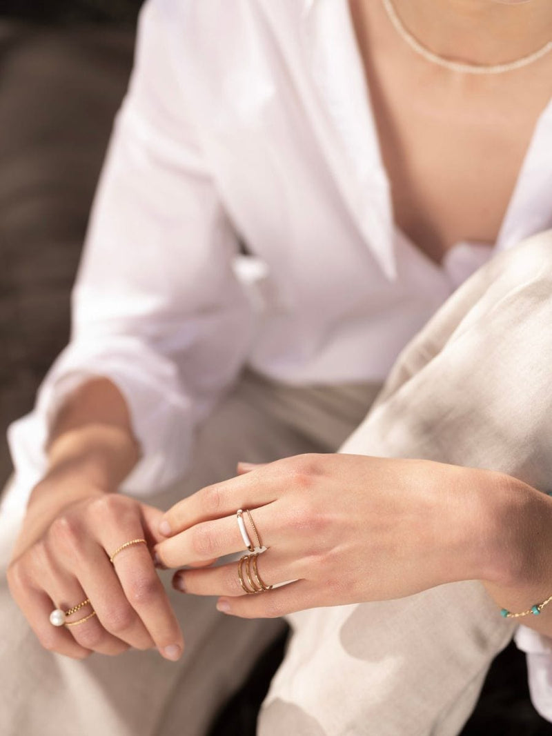 Ellen Beekmans Dunne Gouden Ring met Witte emaille en steentje