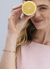 Ellen Beekmans Fijn armbandje met paarse edelsteentjes