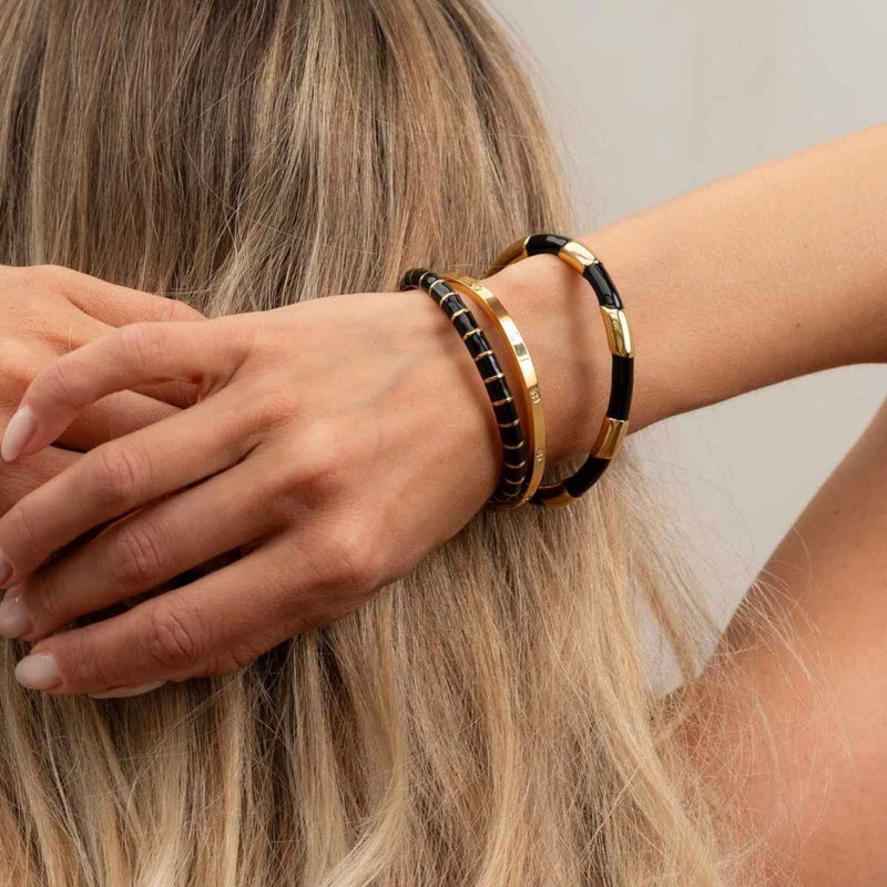 Ellen Beekmans Gouden bangle met zwarte emaille