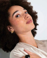 Ellen Beekmans Gouden bloem Oorstekers met zwarte steen