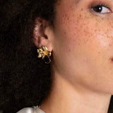 Ellen Beekmans Gouden bloem Oorstekers met zwarte steen