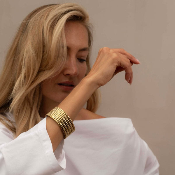 Ellen Beekmans Gouden brede elastische Bangle