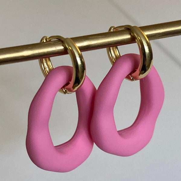 Ellen Beekmans Gouden Oorbellen met organische Hanger, Roze