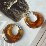 Ellen Beekmans Gouden oorringen met gelakte hars, Cognac