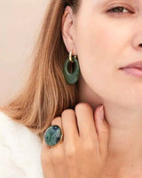 Ellen Beekmans Gouden oorringen met ovale hanger in gelakte hars, Army Groen