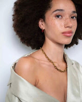 Ellen Beekmans Gouden oorstekers met gemstone hanger, Bordeaux