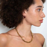 Ellen Beekmans Gouden oorstekers met gemstone hanger, Bordeaux