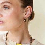 Ellen Beekmans Gouden oorstekers met gemstone hanger, Bruin mêlée