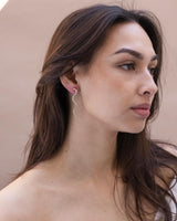 Ellen Beekmans Lange Snake Oorstekers met transparante steentjes