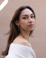 Ellen Beekmans Lange Snake Oorstekers met transparante steentjes