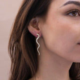 Ellen Beekmans Lange Snake Oorstekers met transparante steentjes