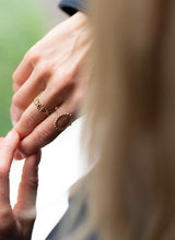 Ellen Beekmans Ovalen ring met small balls