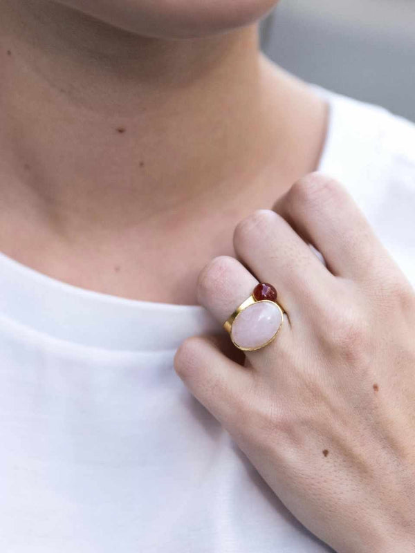 Ellen Beekmans Ring met ovale gemstone, Lichtroze