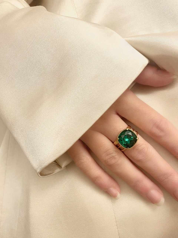 Ellen Beekmans Ring met vierkante steen, Fel groen