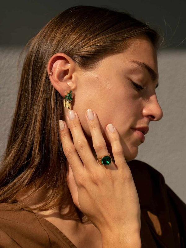 Ellen Beekmans Vergulde oorstekers met fel groene steentjes