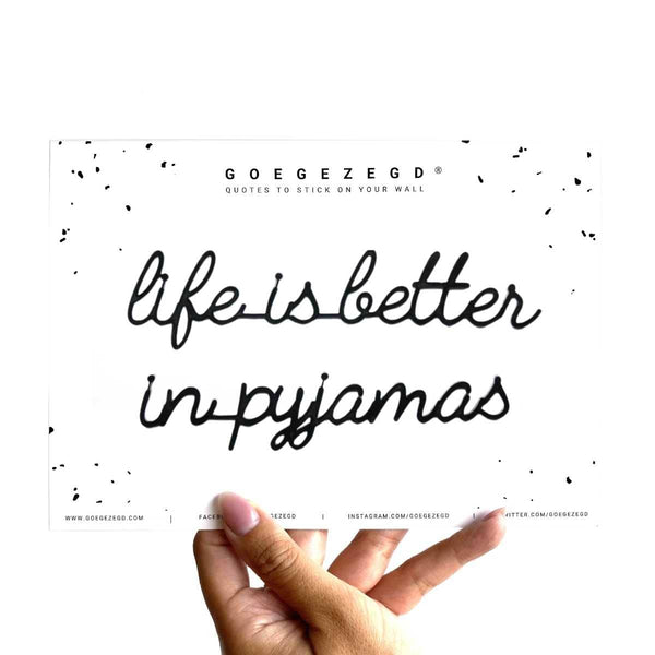 Goegezegd Zelfklevende quote, life is better in pyjamas