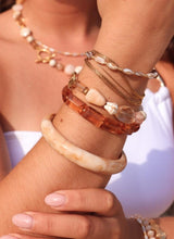 Label Kiki Armband met perzikroze rechthoekige kralen, Shiny Blush