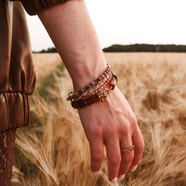 Label Kiki Gouden armband met paarse glaskralen in zetting, Honey Poney