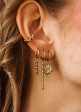 Label Kiki Gouden Oorring met bloem hanger, Desert Bloom - Per stuk