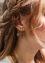 Label Kiki Gouden Oorring met bloem hanger, Desert Bloom - Per stuk