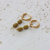 Label Kiki Gouden Oorring met hanger van 2 olijfgroene parels, Saloon - Per stuk