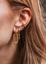 Label Kiki Gouden Oorring met hanger van 2 olijfgroene parels, Saloon - Per stuk