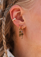 Label Kiki Gouden Oorring met hanger van 2 olijfgroene parels, Saloon - Per stuk