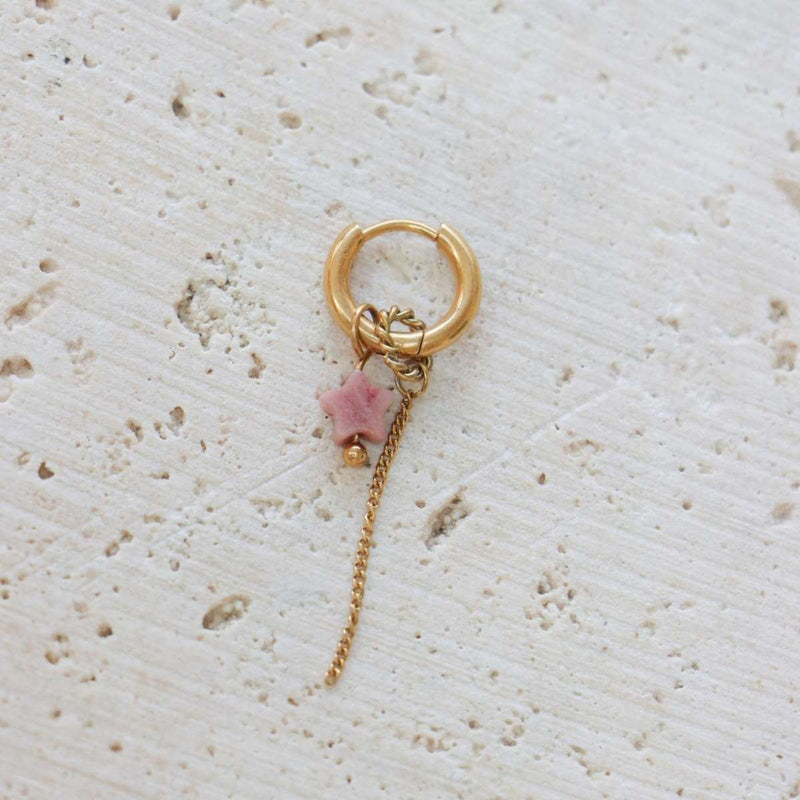 Label Kiki Gouden Oorring met ketting en oudroze sterretje, Chain Pink Star - Per stuk
