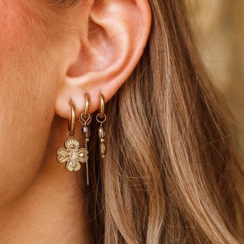 Label Kiki Gouden Oorring met klavertje vier hanger, Wish me Luck - Per stuk