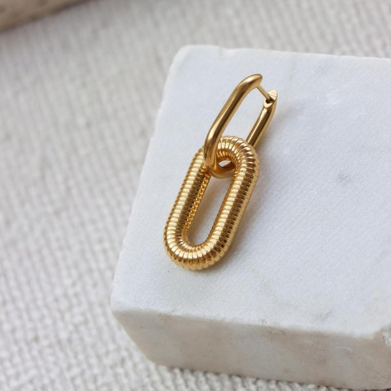 Label Kiki Gouden Oorring met ovalen hanger, Oval Stripe - Per stuk