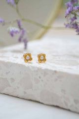 Label Kiki Oorsteker goud, Pearl flower - Per stuk