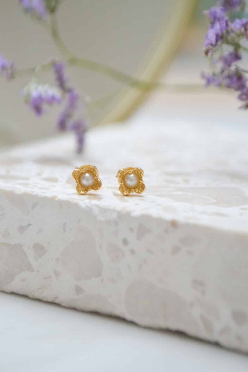 Label Kiki Oorsteker goud, Pearl flower - Per stuk