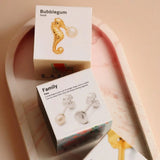 Lulu Copenhagen CANDY SHOP Oorbel goud Zeepaardje & Parel, Bubblegum - Per stuk