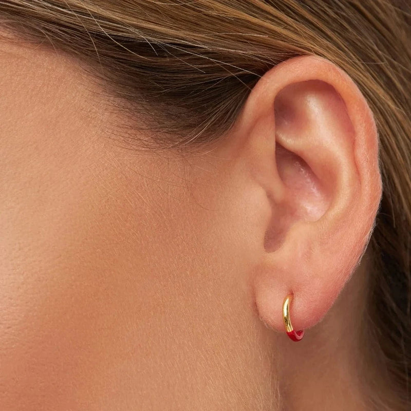 Lulu Copenhagen COLOR HOOP Half Dip Oorring goud, Passion Red - Per stuk