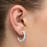 Lulu Copenhagen COLOR HOOPS MEDIUM Gouden Oorringen met emaille, Skyride Blue