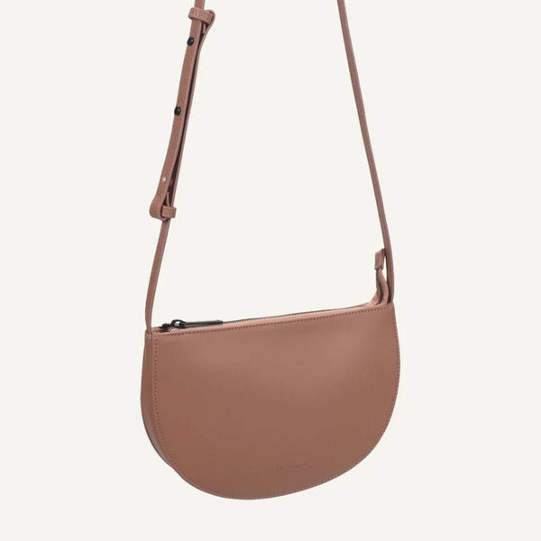 Monk and Anna FAROU half moon Vegan lederen Schoudertas, Clay