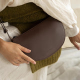 Monk and Anna FAROU half moon Vegan lederen Schoudertas, Dark Wood