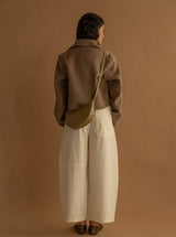 Monk and Anna FAROU half moon Vegan lederen Schoudertas, Wheat