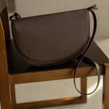 Monk and Anna SOMA half moon Vegan lederen Schoudertas, Dark Wood