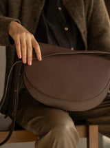 Monk and Anna SOMA half moon Vegan lederen Schoudertas, Dark Wood