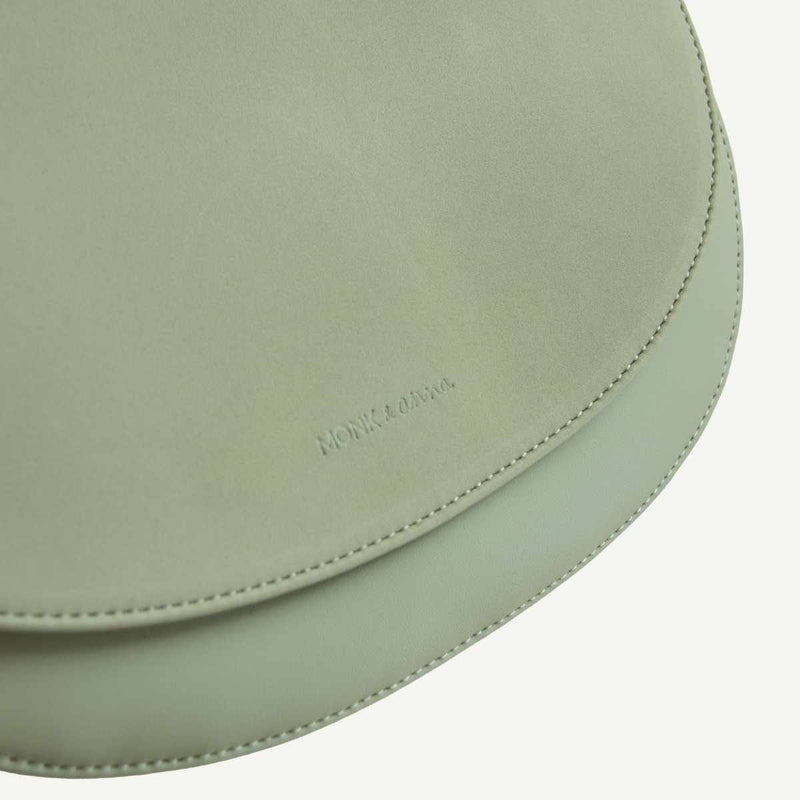 Monk & Anna SOMA half moon Vegan Lederen Handtas met Suède klep, Peridot