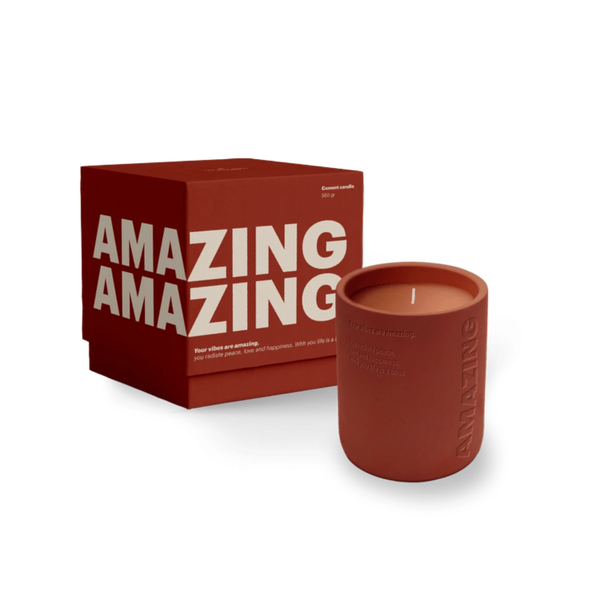 The Gift Label STUDIO Geurkaars in Cement met tekst, Amazing