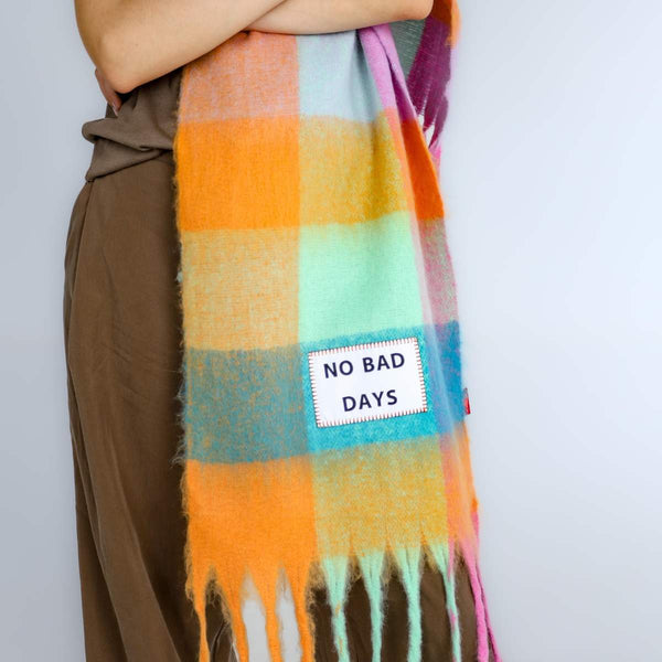 Verb to do Maxi geruite sjaal met quote - NO BAD DAYS